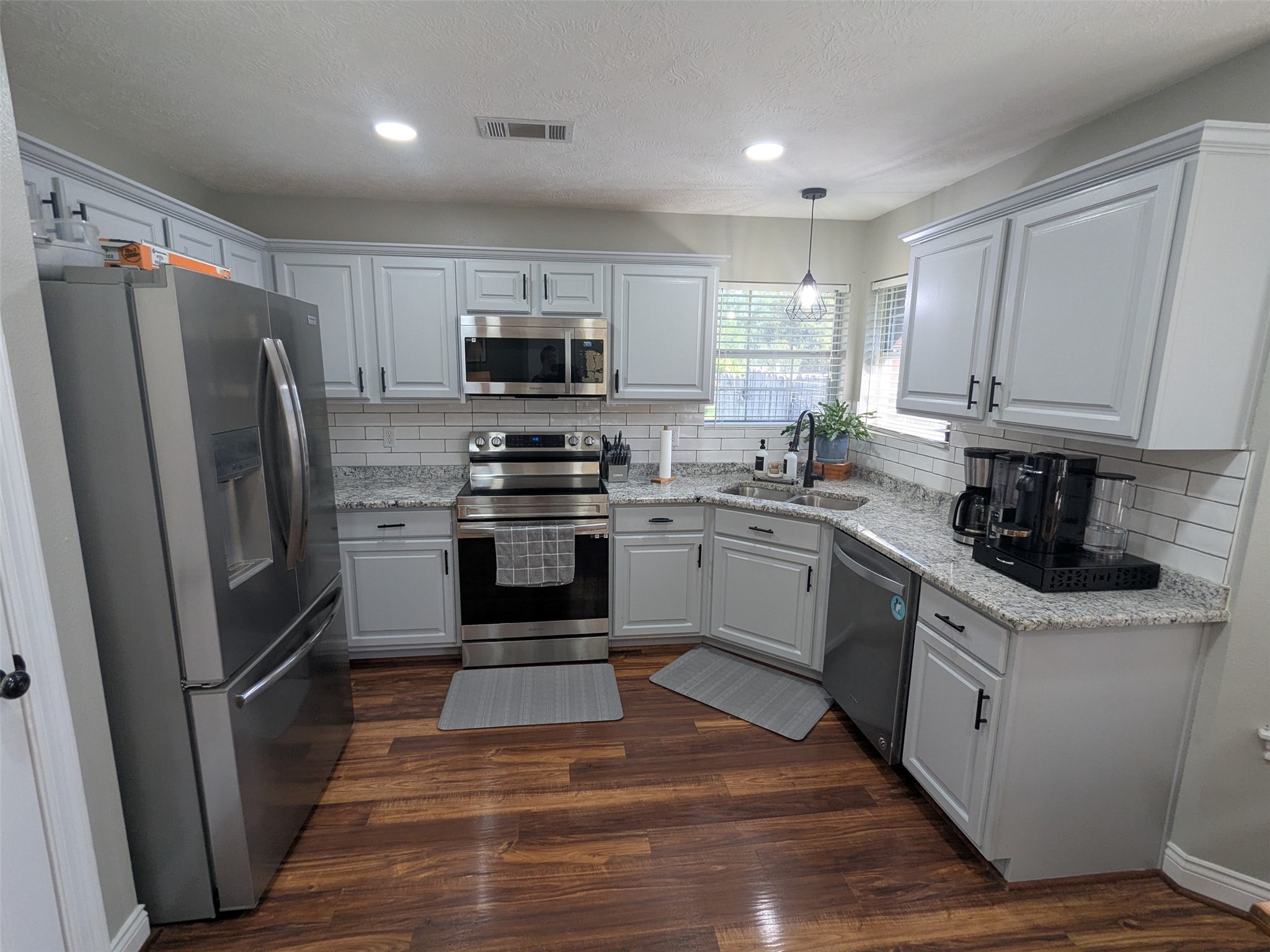 1035 North Colbert Street Dayton, TX 77535 - Photo 5 of 17 New Granite Counter tops!