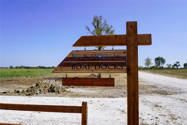 a view of a back yard