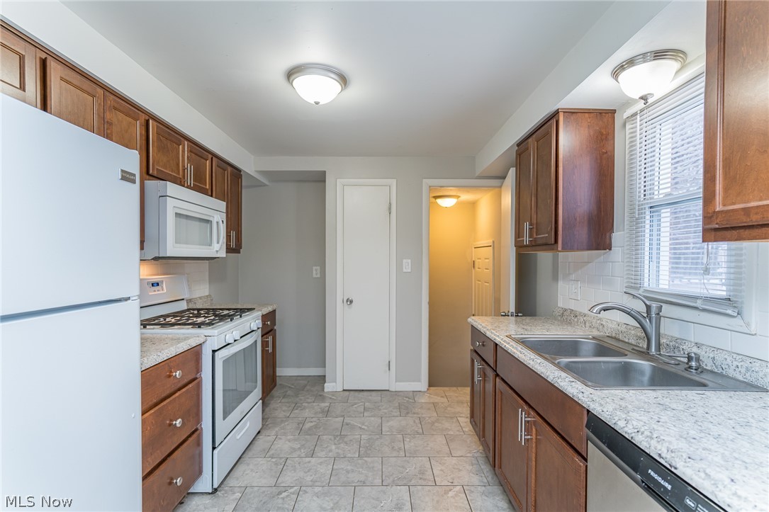 1054 South Green Road Cleveland, OH 44121 - Photo 4 of 22 Gallery Image 4