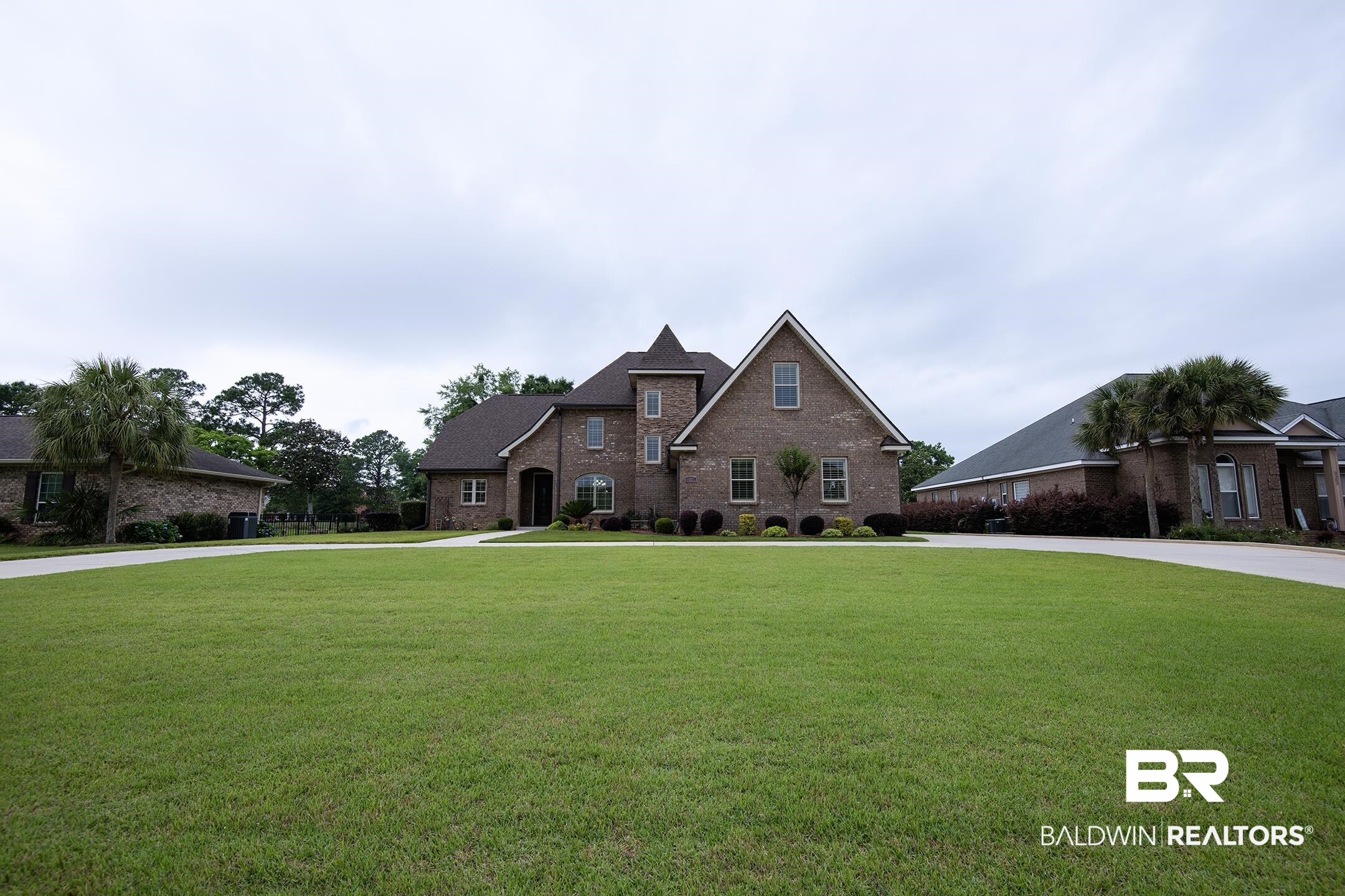 9357 Lakeview Drive Foley, AL 36535 - Photo 6 of 68 Expansive front lawn with a curved paved driveway