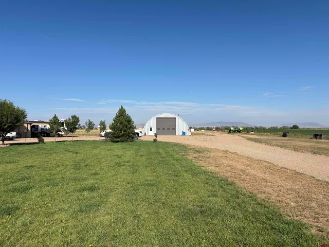 a view of the parking area