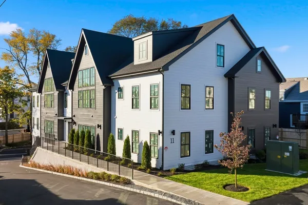 $889,000 | 11 Boynton Street, Unit 201, Swampscott, MA 01907