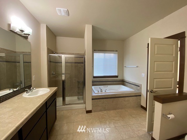 419 203rd Place Southeast Bothell, WA 98012 - Photo 8 of 30 a bathroom with double vanity and a bathtub
