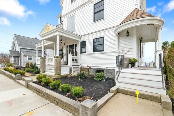 $3,100 | 32 Beacon Street, Unit 4, Gloucester, MA 01930