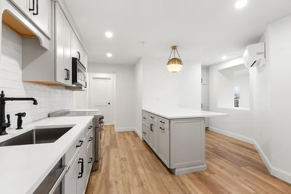 $3,100 | 32 Beacon Street, Unit 4, Gloucester, MA 01930