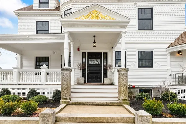$3,100 | 32 Beacon Street, Unit 4, Gloucester, MA 01930