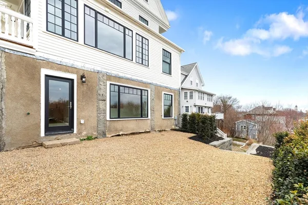 $3,100 | 32 Beacon Street, Unit 4, Gloucester, MA 01930