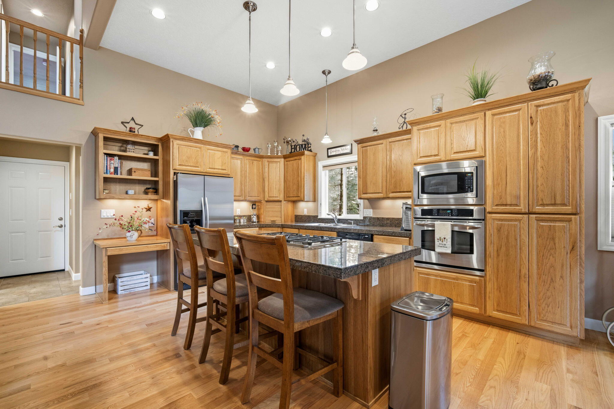14234 Whitewater Loop La Pine, OR 97739 - Photo 14 of 62 Breakfast bar in the island