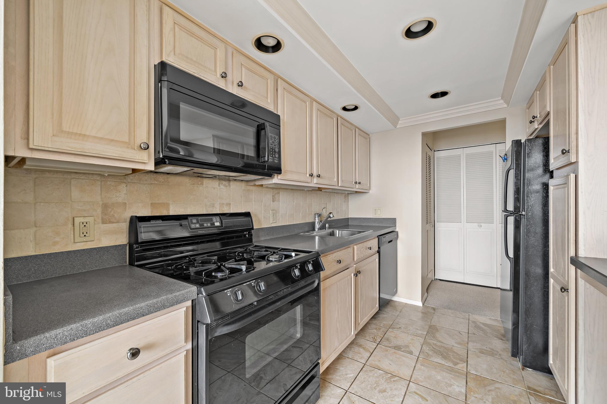 1326-42 Spruce Street, Unit 2906 Philadelphia, PA 19107 - Photo 9 of 16