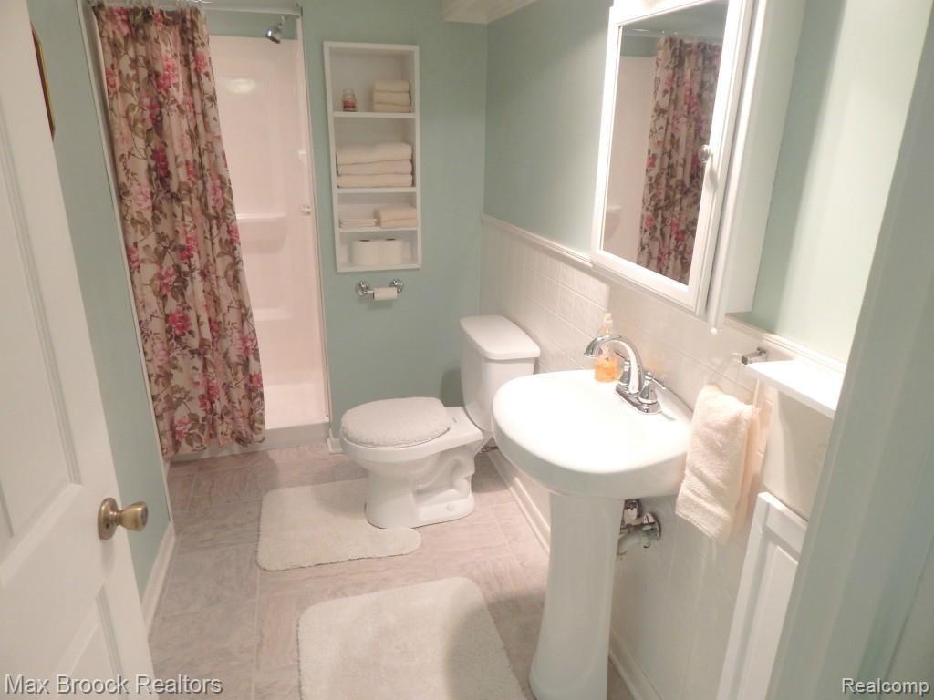 18428 Beverly Road Franklin, MI 48025 - Photo 12 of 22 Lower Level Bath.jpg