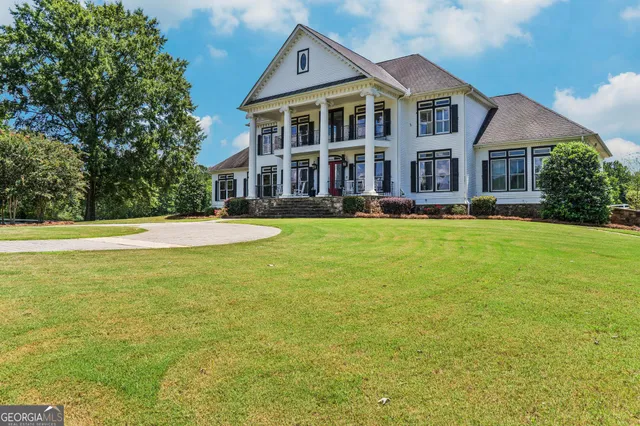 a house view with a outdoor space