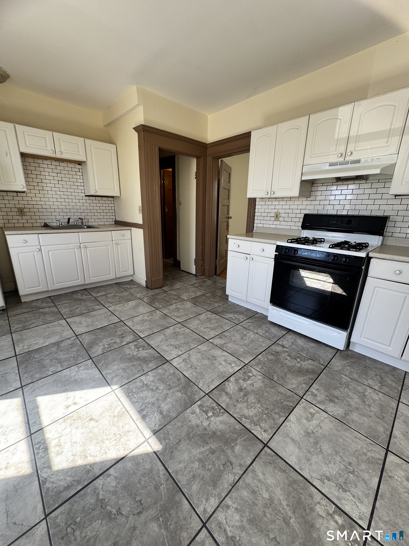 654 Highland Avenue, Unit 2 Waterbury, CT 06708 - Photo 1 of 5