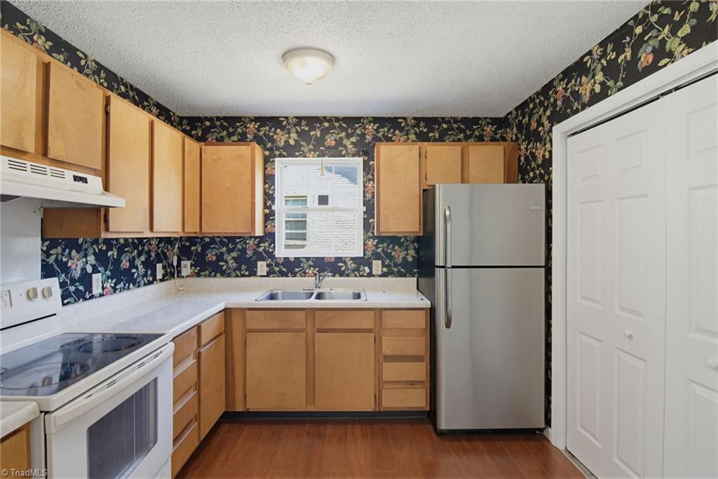 1528 Ambridge Court High Point, NC 27265 - Photo 10 of 28