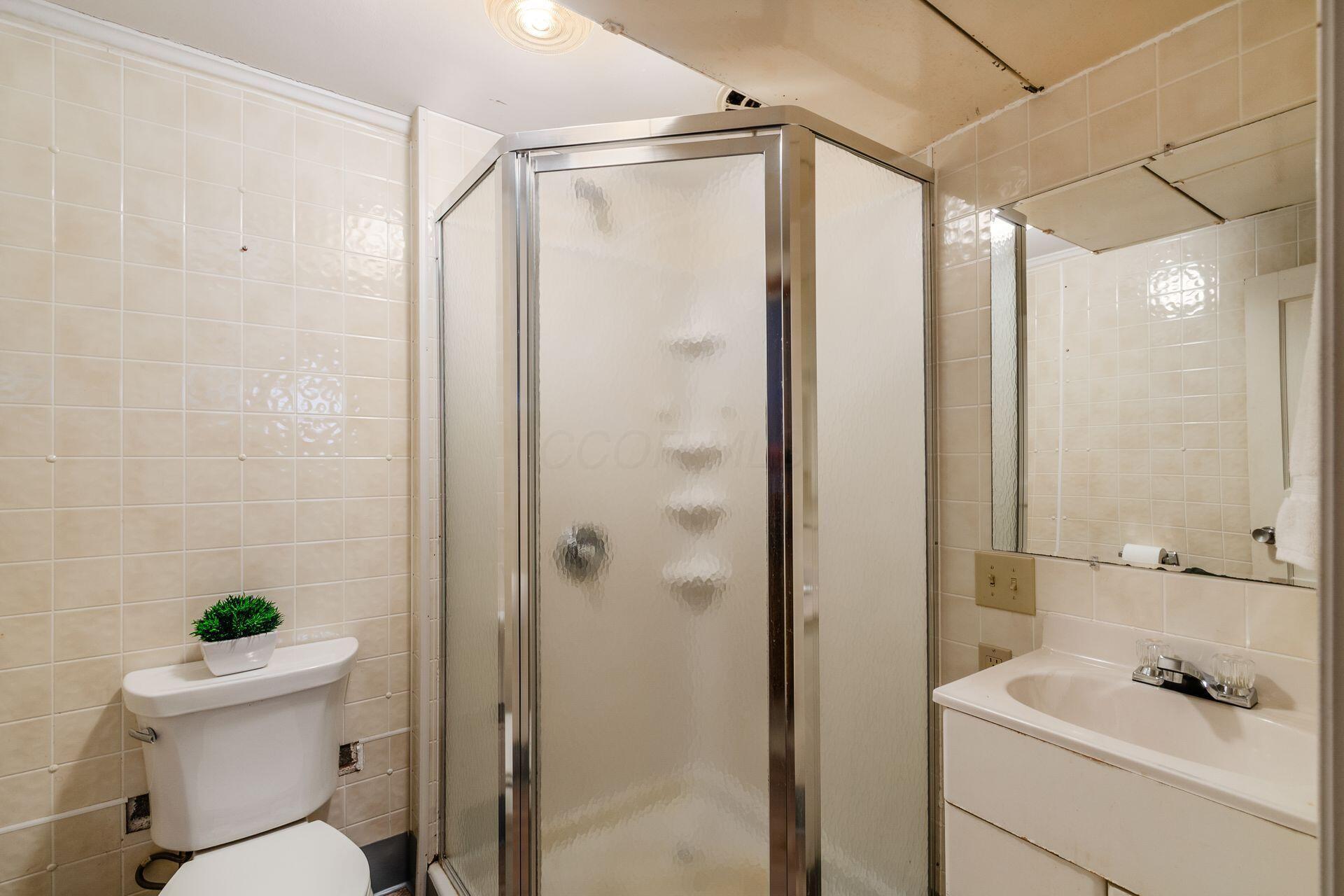 41 South Broadleigh Road Columbus, OH 43209 - Photo 37 of 50 Lower Level Full Bath!
