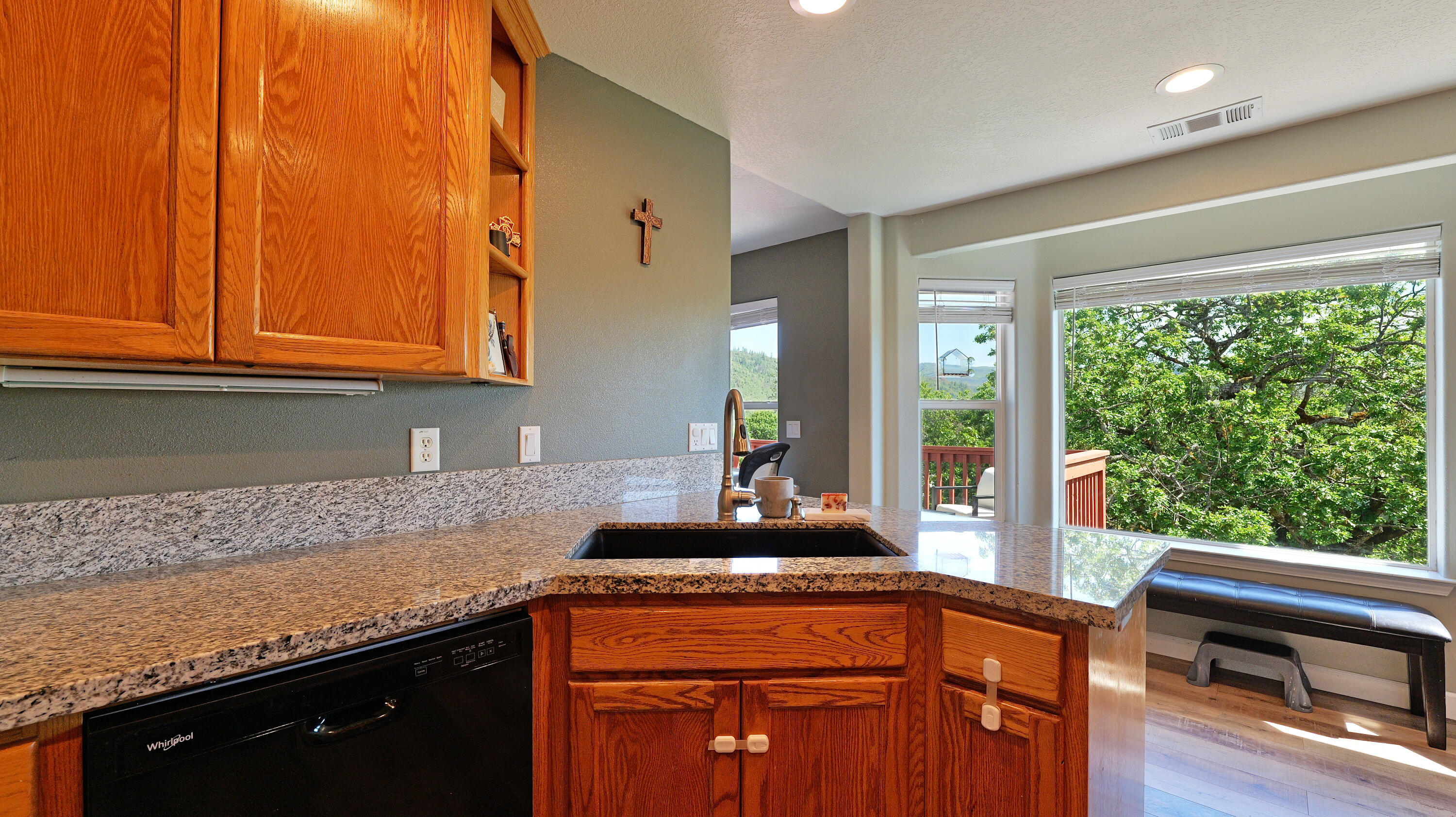381 Pinetop Terrace Shady Cove, OR 97539 - Photo 12 of 66