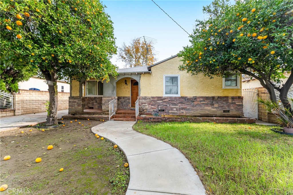 a view of a house with backyard and sitting area