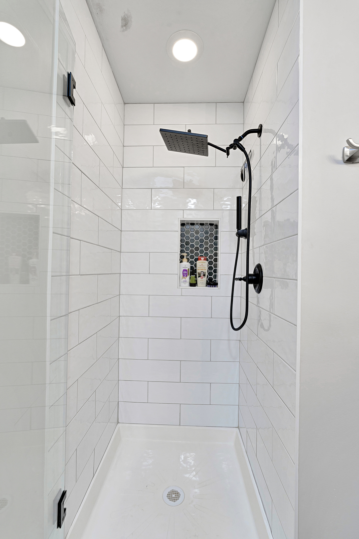 650 West Wayman Street, Unit 508 Chicago, IL 60661 - Photo 12 of 23 a bathroom with a shower
