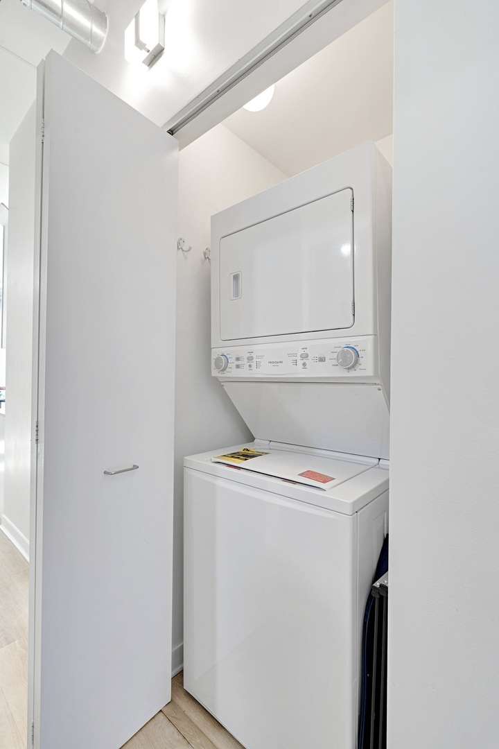 650 West Wayman Street, Unit 508 Chicago, IL 60661 - Photo 13 of 23 a utility room with dryer and washer