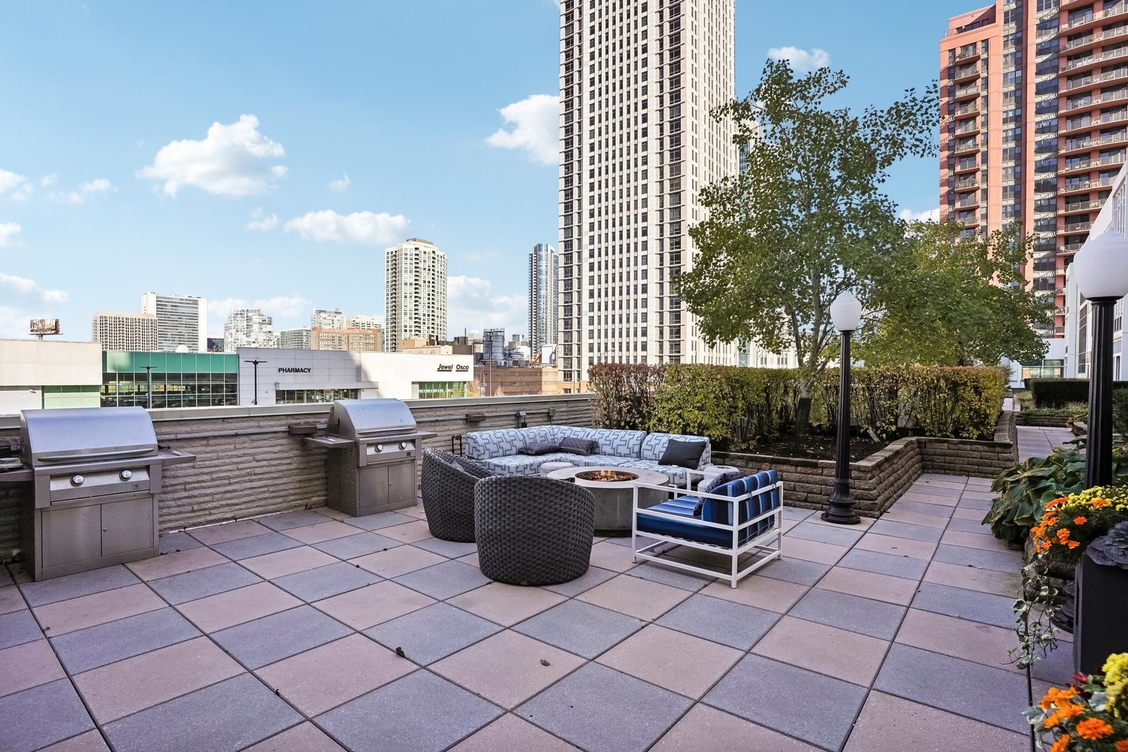 650 West Wayman Street, Unit 508 Chicago, IL 60661 - Photo 17 of 23 a view of outdoor space with seating