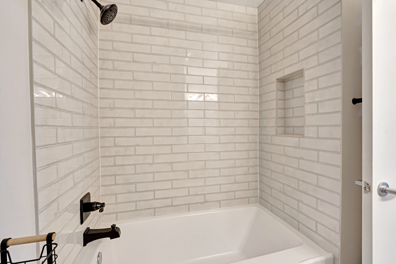 650 West Wayman Street, Unit 508 Chicago, IL 60661 - Photo 8 of 23 a bathroom with a bathtub