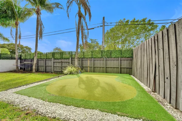 a view of a backyard