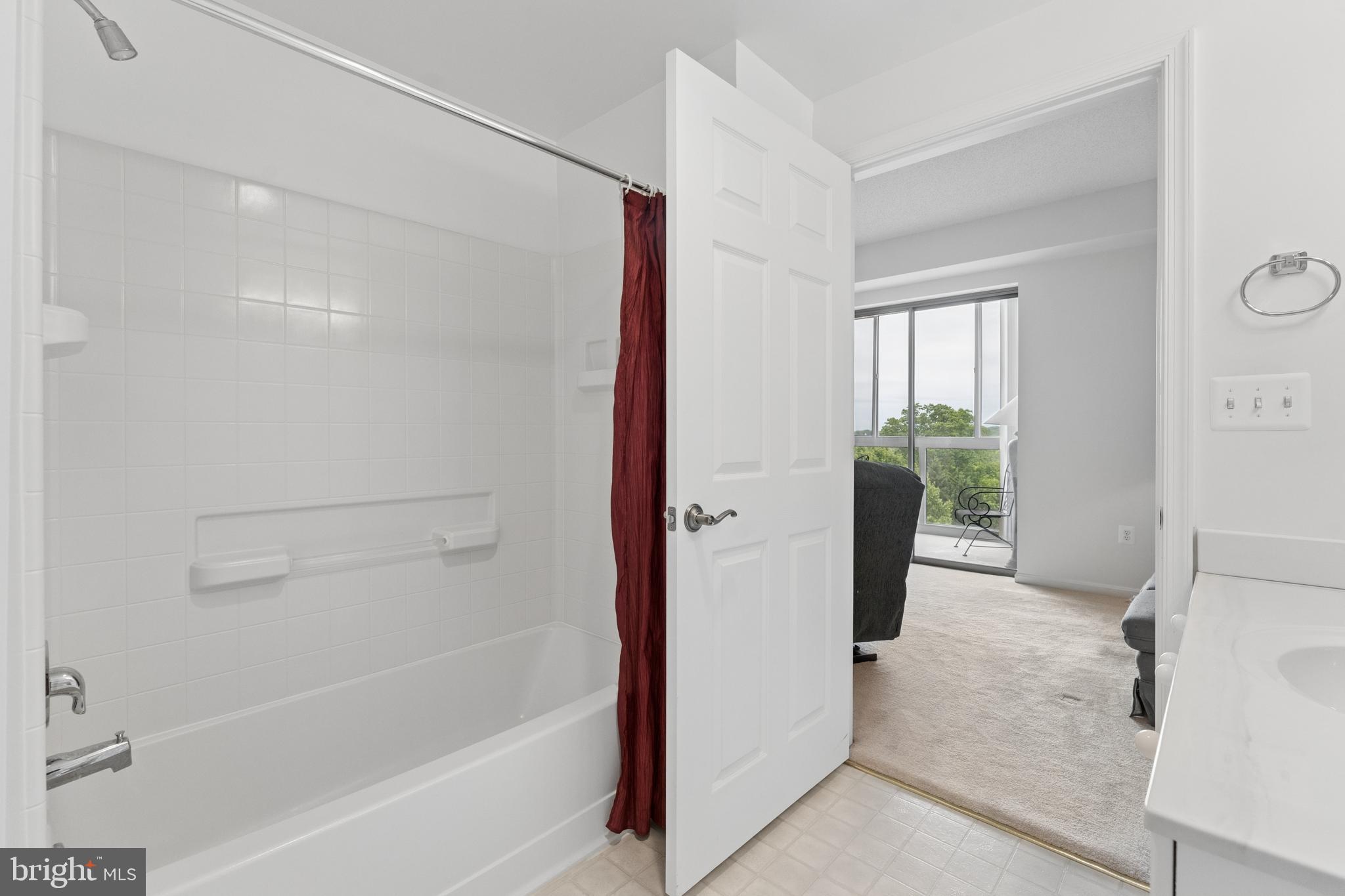 19355 Cypress Ridge Terrace, Unit 314 Leesburg, VA 20176 - Photo 25 of 49 Secondary bath w tub/shower combo