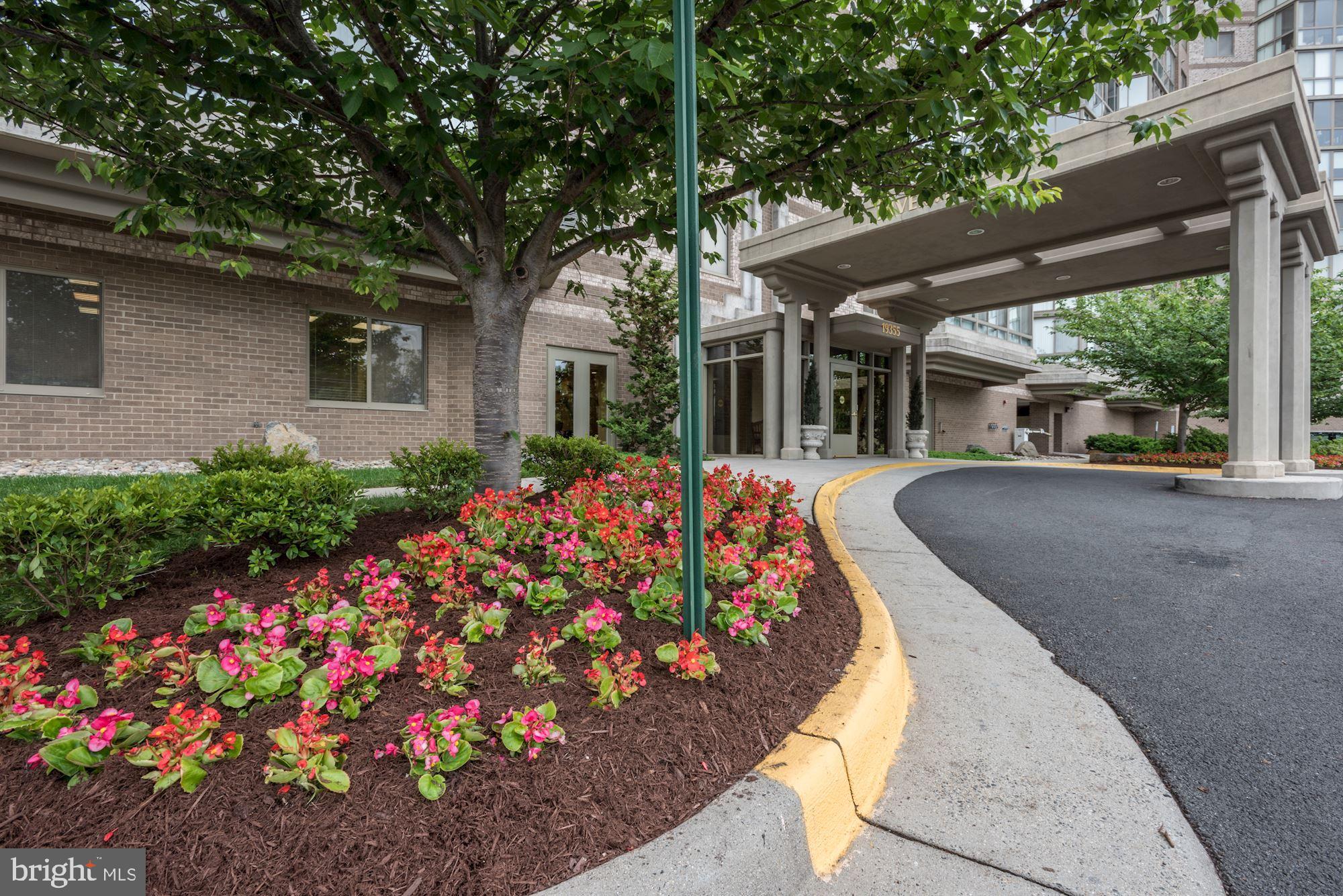 19355 Cypress Ridge Terrace, Unit 314 Leesburg, VA 20176 - Photo 38 of 49 Community landscaping