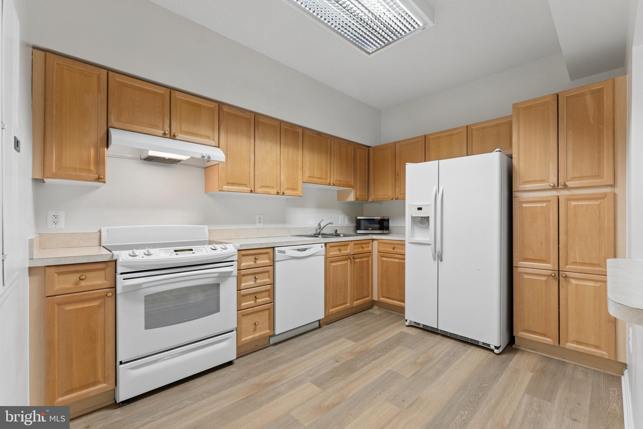 19355 Cypress Ridge Terrace, Unit 314 Leesburg, VA 20176 - Photo 7 of 49 Kitchen with newer LVP floors
