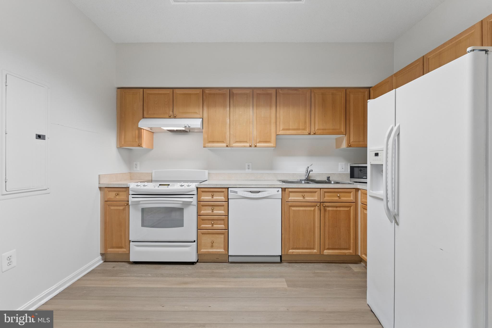 19355 Cypress Ridge Terrace, Unit 314 Leesburg, VA 20176 - Photo 8 of 49 Kitchen with newer LVP floors