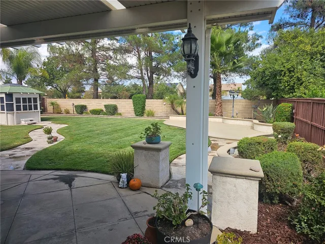 a view of a house with backyard