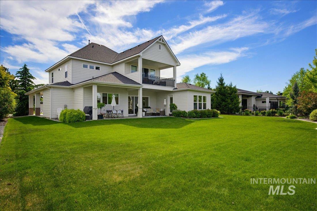 939 South Lake Pointe Way Eagle, ID 83616 - Photo 32 of 50 Expansive rear yard featuring a vast manicured lawn