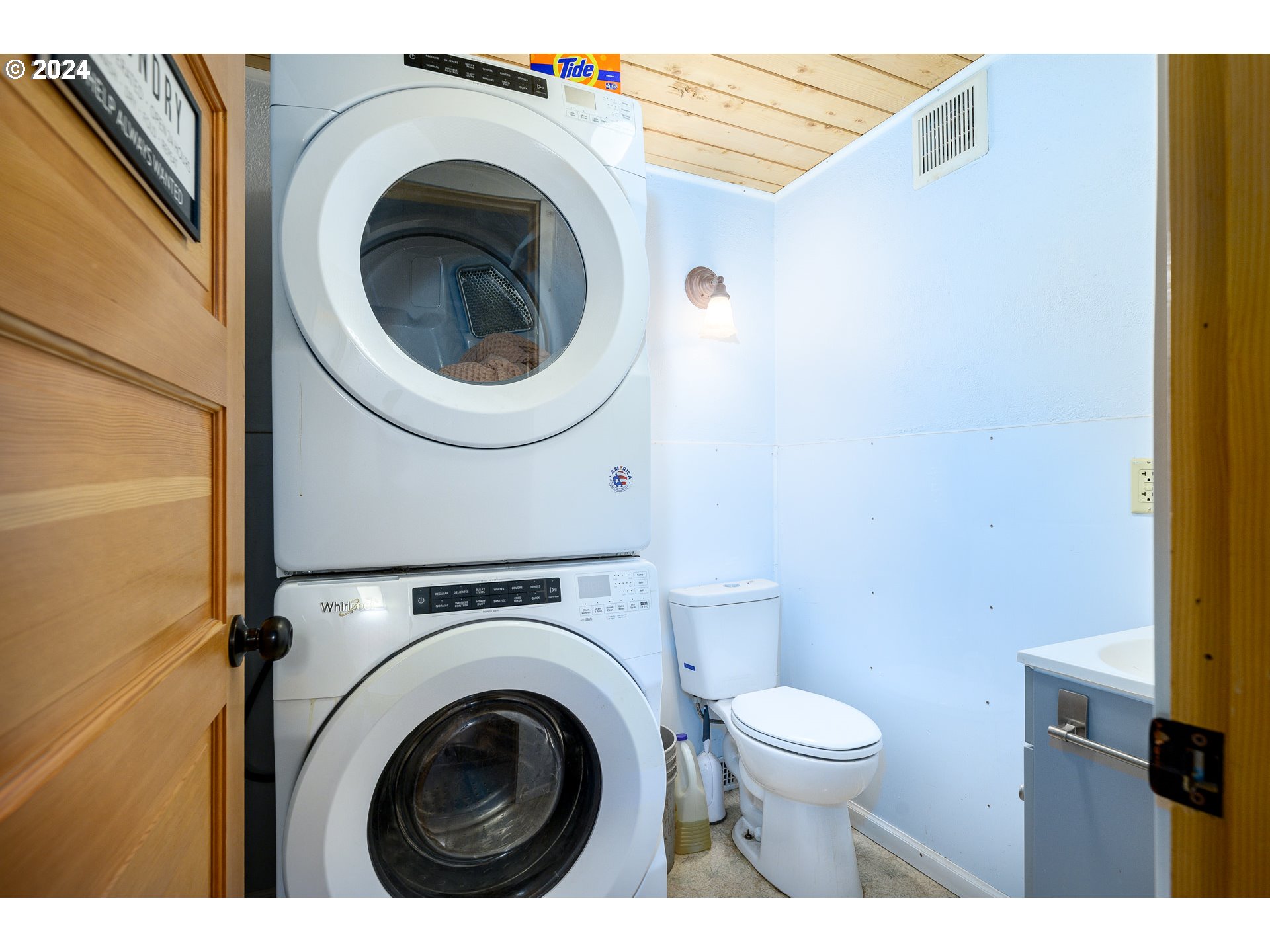 16300 Southeast Walnut Hill Road Amity, OR 97101 - Photo 17 of 48 a utility room with dryer and washer