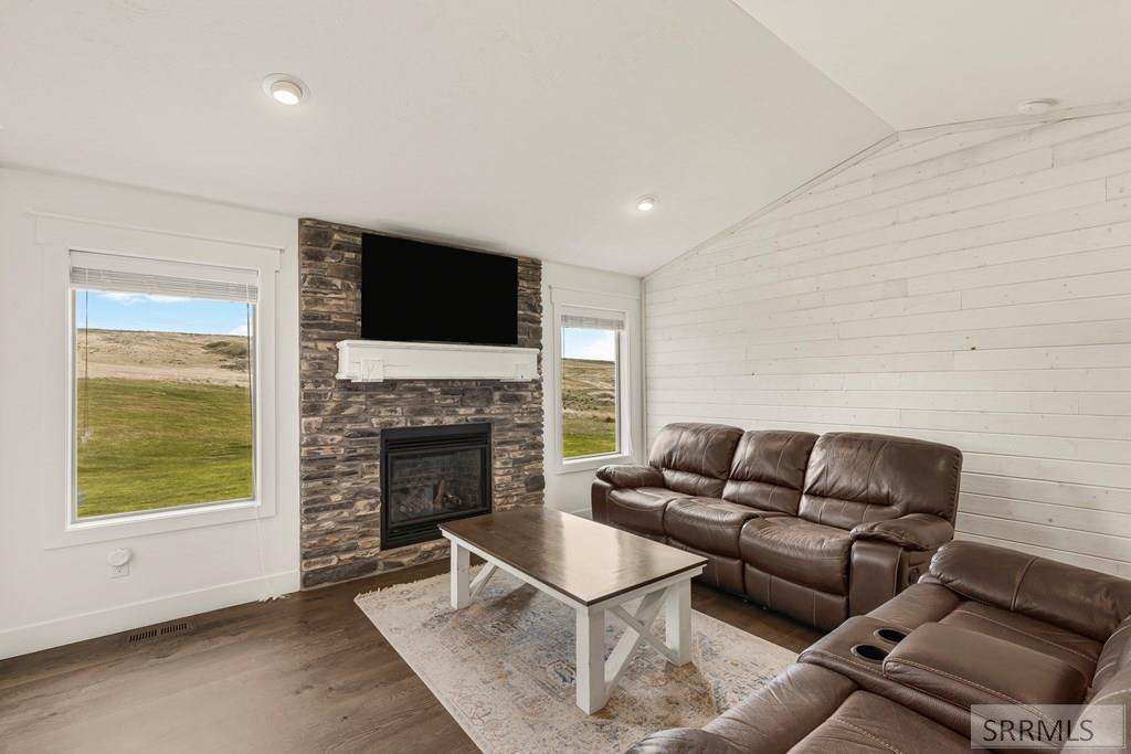 7232 East Middle Fork Road Idaho Falls, ID 83406 - Photo 9 of 72 Living Room