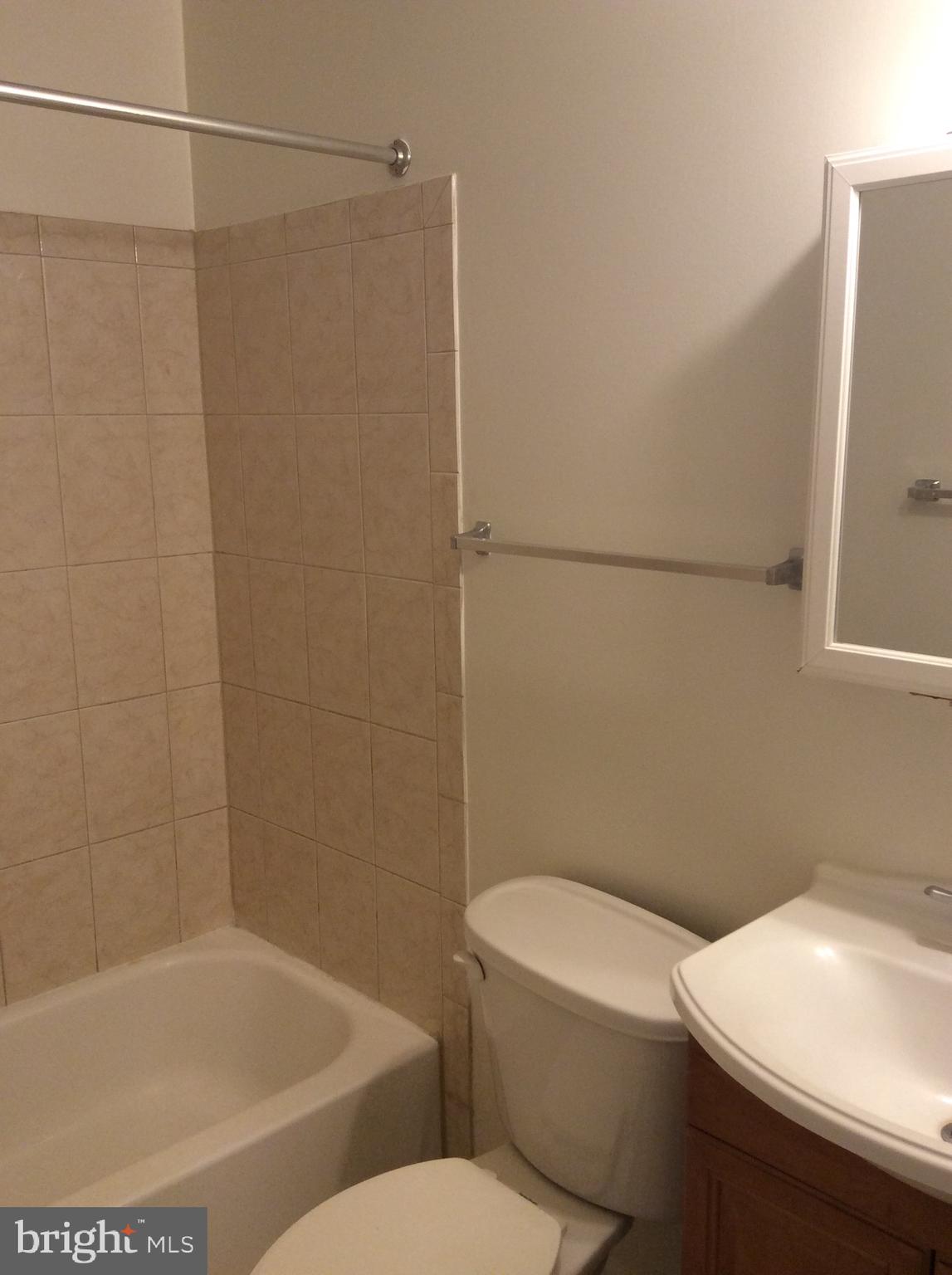 17600 Shamrock Drive Olney, MD 20832 - Photo 8 of 11 a bathroom with a toilet and a bathtub