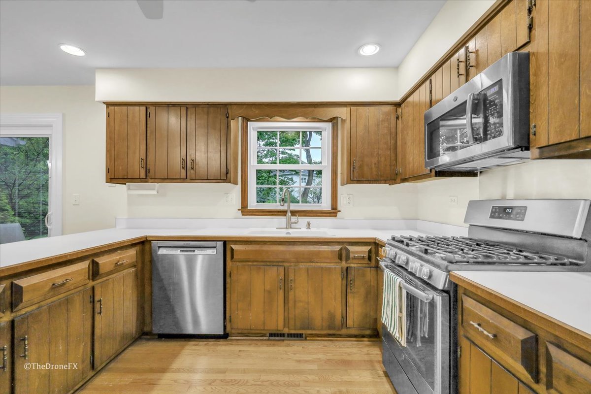 659 Brighton Drive Wheaton, IL 60189 - Photo 7 of 25 a kitchen that has a sink and a stove in it