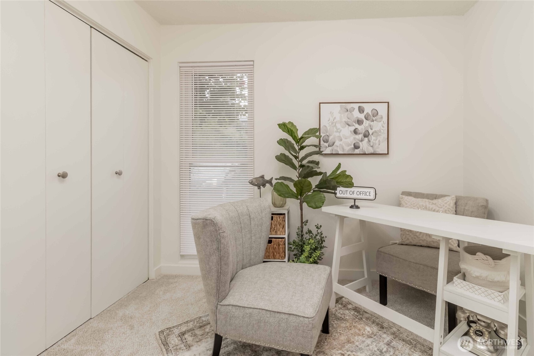 1425 South Puget Drive, Unit O4 Renton, WA 98055 - Photo 28 of 32 a dining room with a table and chair