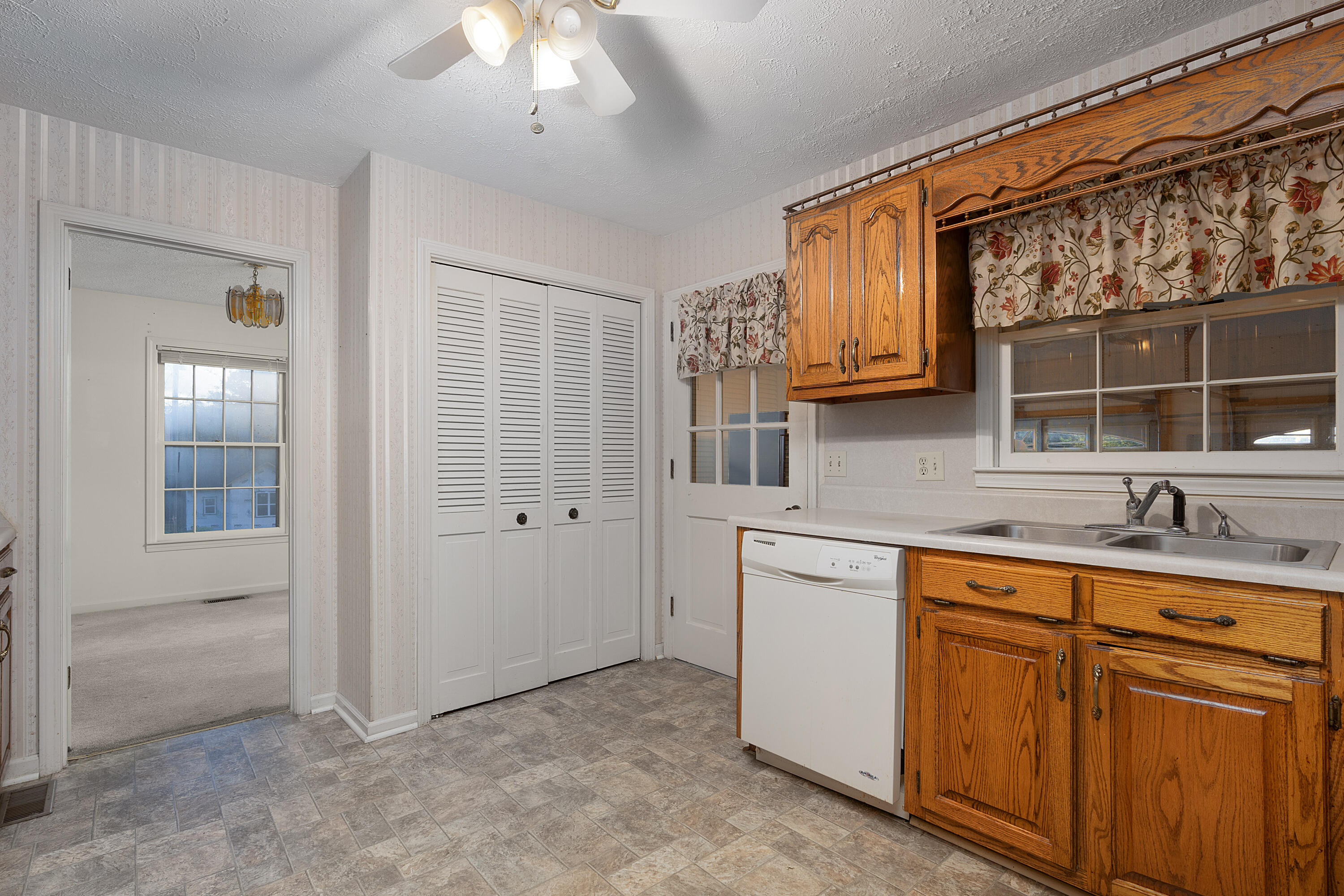 178 Quinton Drive Southwest Calhoun, GA 30701 - Photo 19 of 56 40 - 178 Quinton Dr SW - Interior