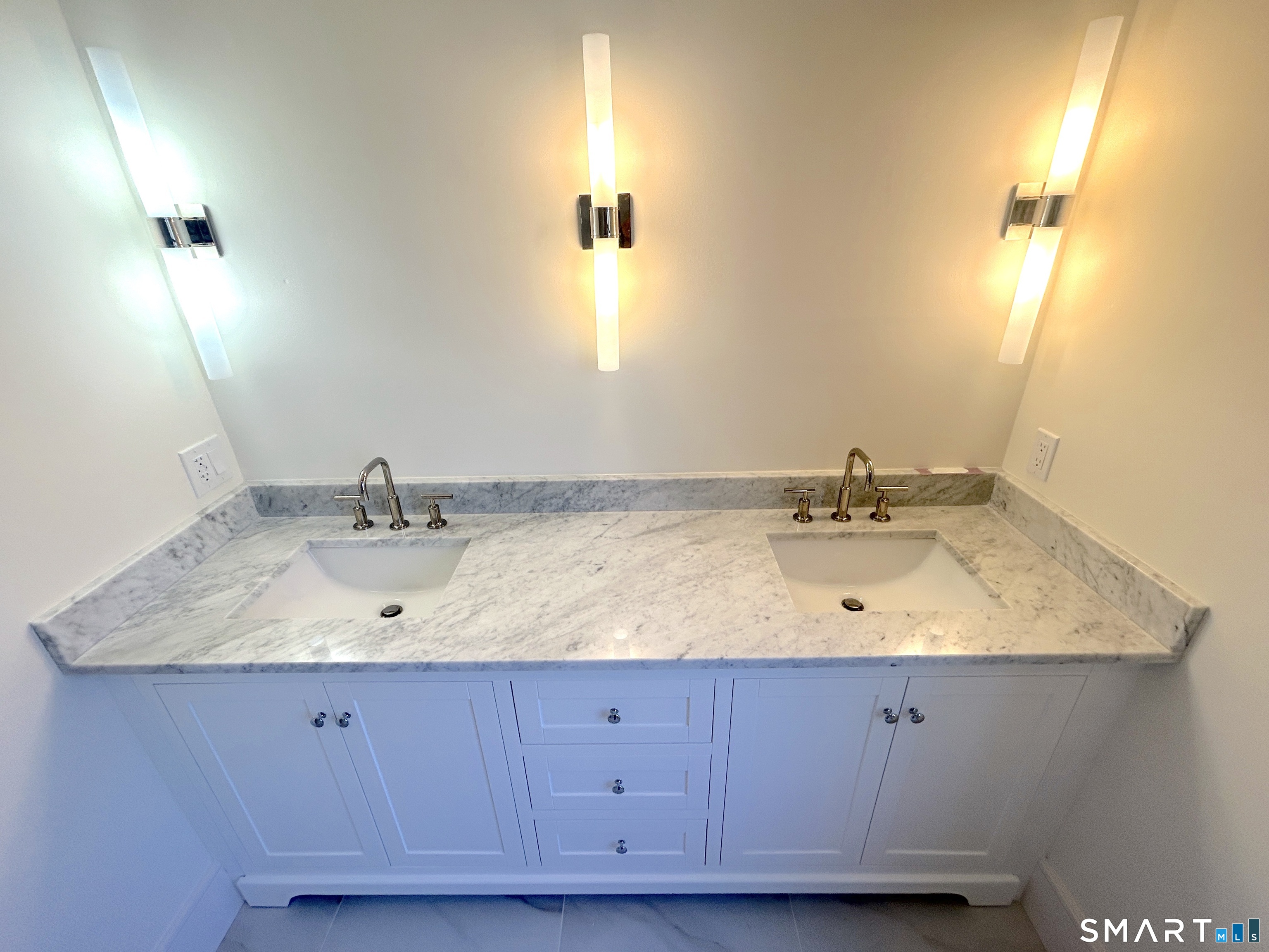 12 Chestnut Lane Washington, CT 06777 - Photo 19 of 32 MIRRORS TO BE ADDED BEFORE CLOSING