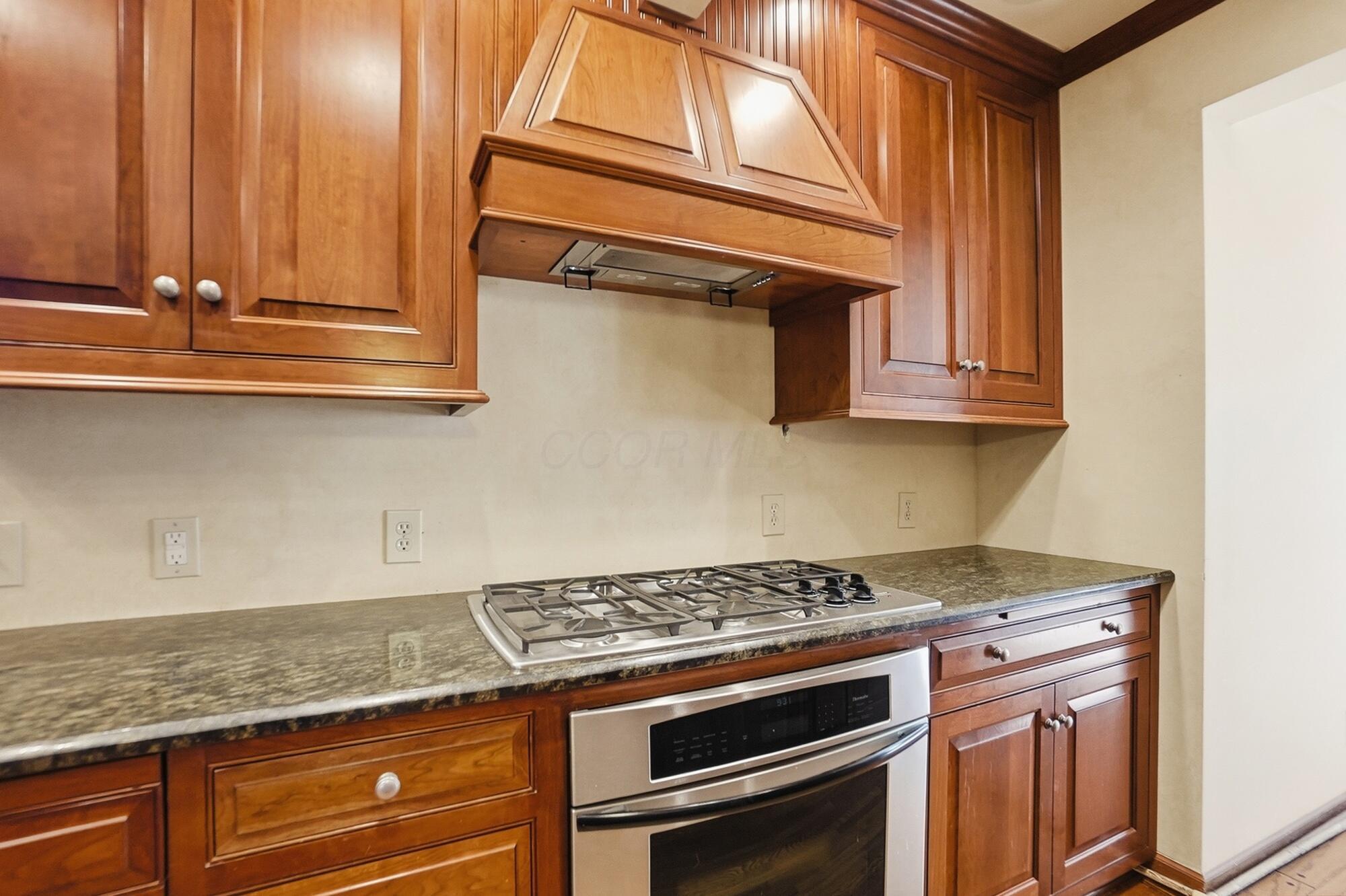 1627 Doone Road Upper Arlington, OH 43221 - Photo 22 of 37 Nice gas cooktop with a custom hood.
