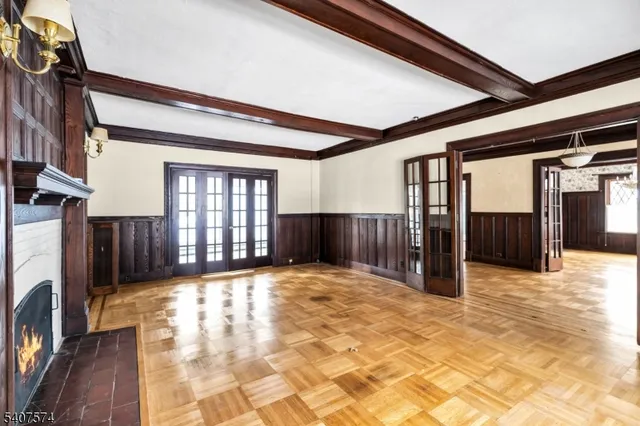 a view of an entryway with a livingroom