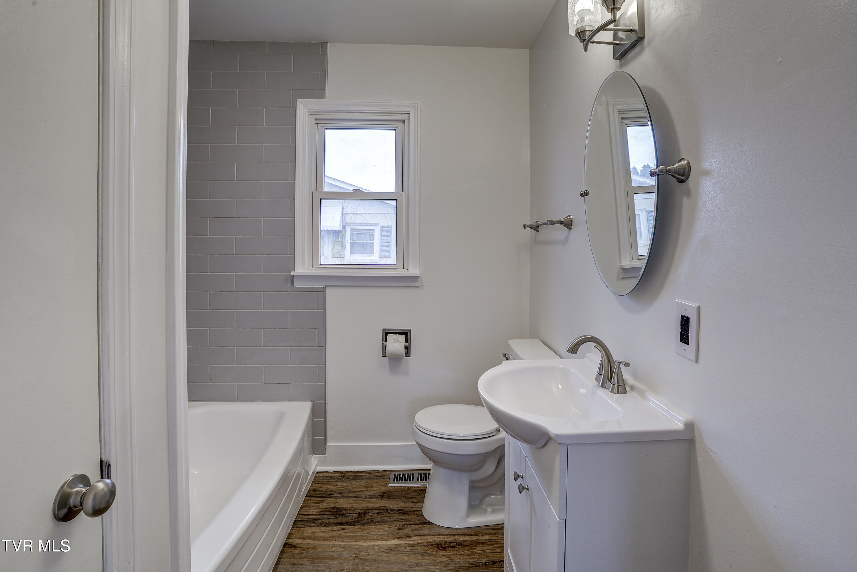 932 East Mountain View Road Johnson City, TN 37601 - Photo 12 of 33 Bath