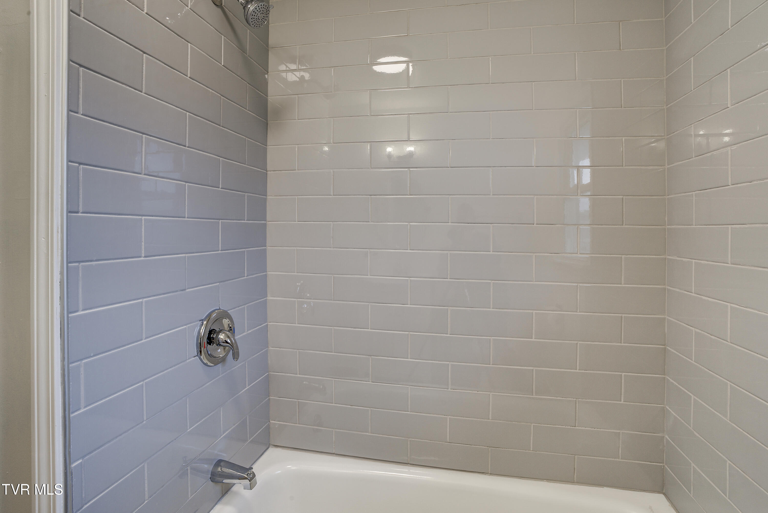 932 East Mountain View Road Johnson City, TN 37601 - Photo 13 of 33 Tub