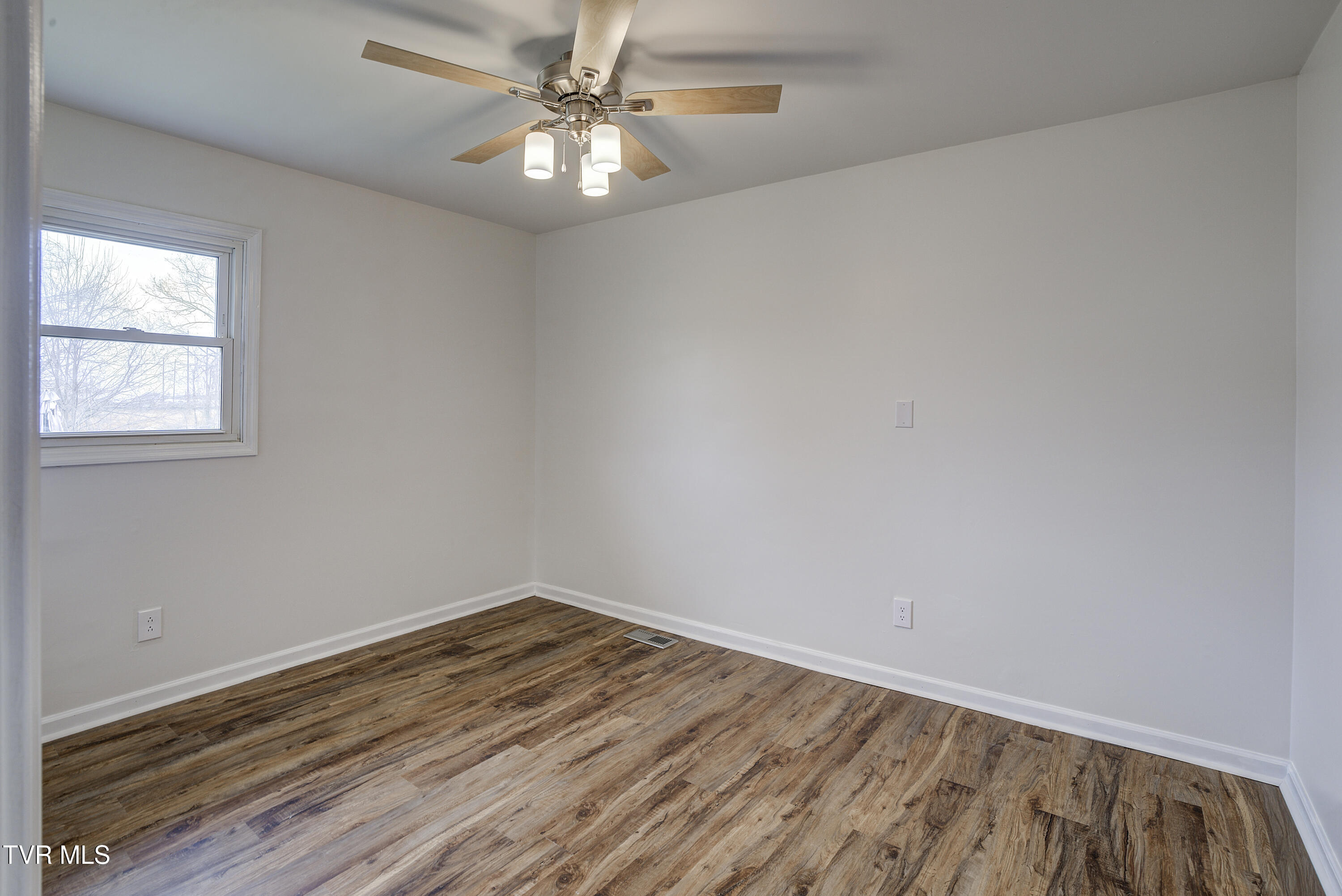 932 East Mountain View Road Johnson City, TN 37601 - Photo 18 of 33 Bed1