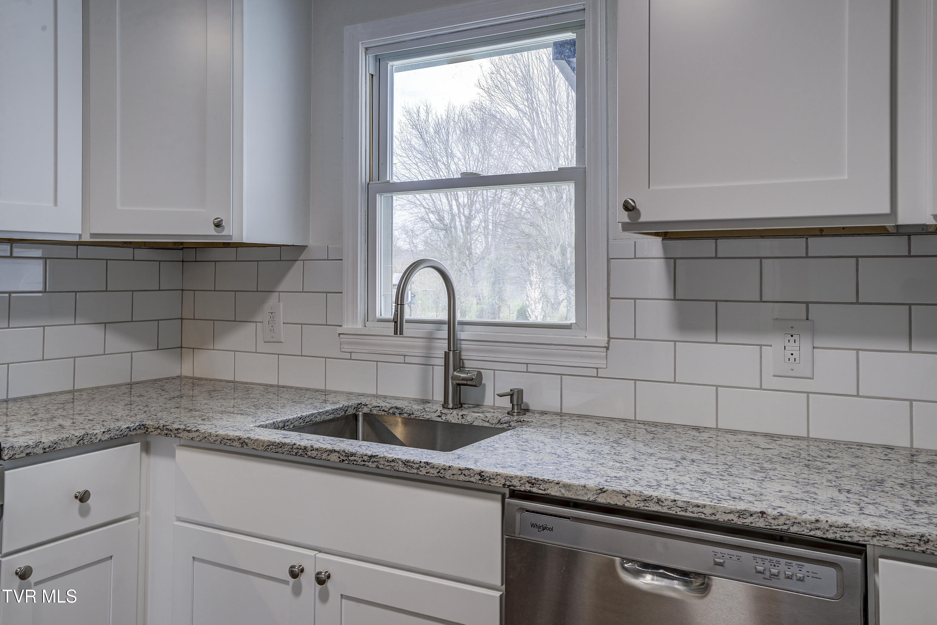932 East Mountain View Road Johnson City, TN 37601 - Photo 6 of 33 Kitchen2