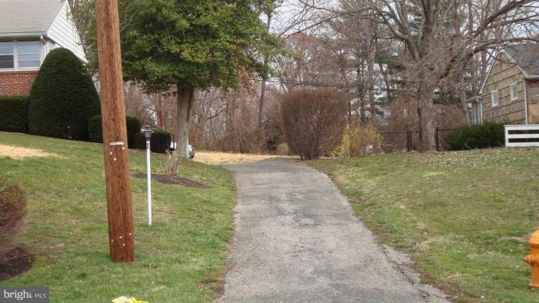 9550 Frederick Road Ellicott City, MD 21042 - Photo 18 of 18 Driveway