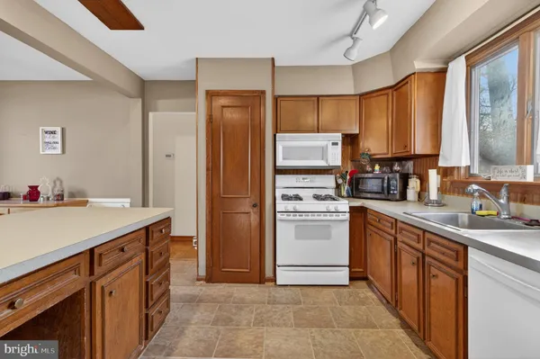 $275,000 | 106 Lakeside Drive, Glassboro, NJ 08028