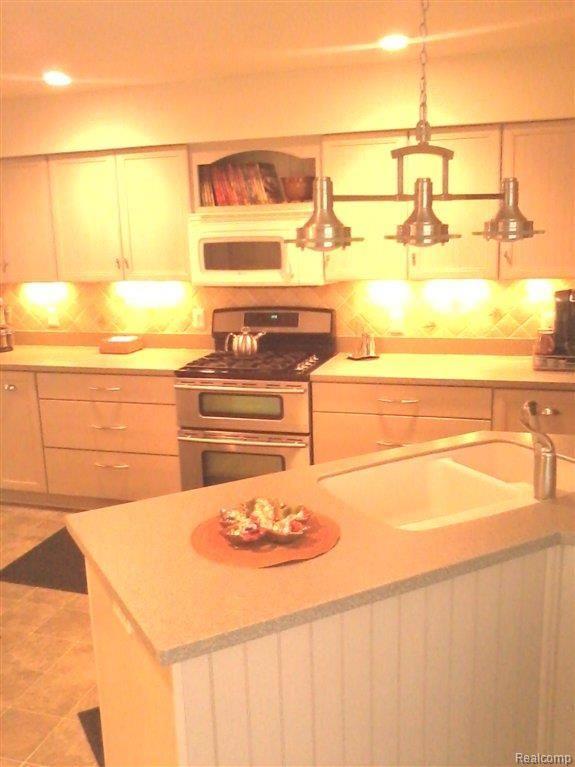 23075 Farmington Road, Unit 15 Farmington, MI 48336 - Photo 7 of 24 Custom Kitchen.jpg