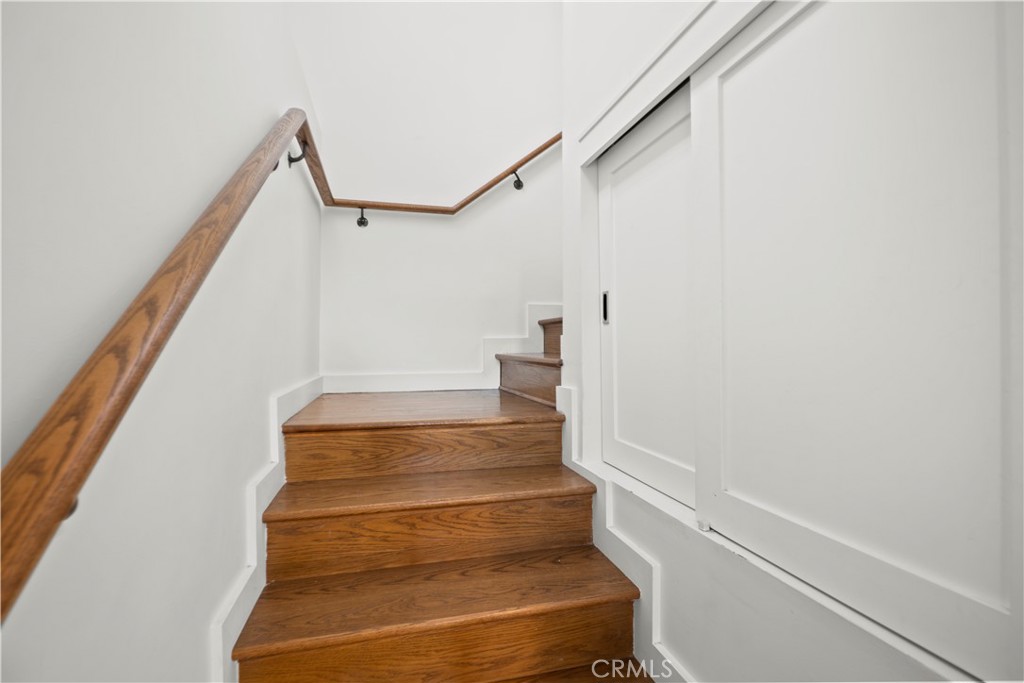 2559 Corralitas Drive Silver Lake, CA 90039 - Photo 33 of 54 a view of entryway