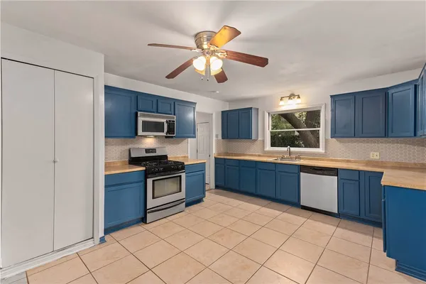 $2,200 | 206 George Bush Drive East, College Station, TX 77840