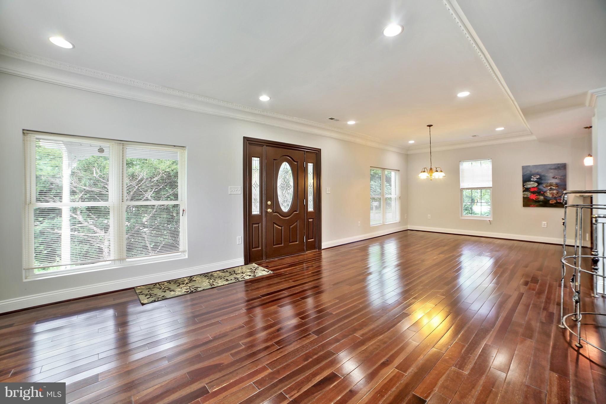 9436 Damascus Road Damascus, MD 20872 - Photo 4 of 28 Living Room